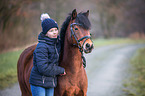 Mdchen und Deutsches Reitpony