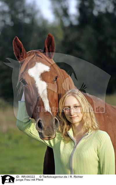 junge Frau mit Pferd / young woman with horse / RR-08322