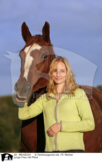 junge Frau mit Pferd / young woman with horse / RR-08334