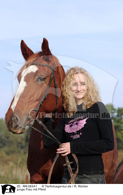 junge Frau mit Pferd / young woman with horse / RR-08341