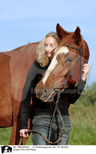 junge Frau mit Pferd / young woman with horse / RR-08345