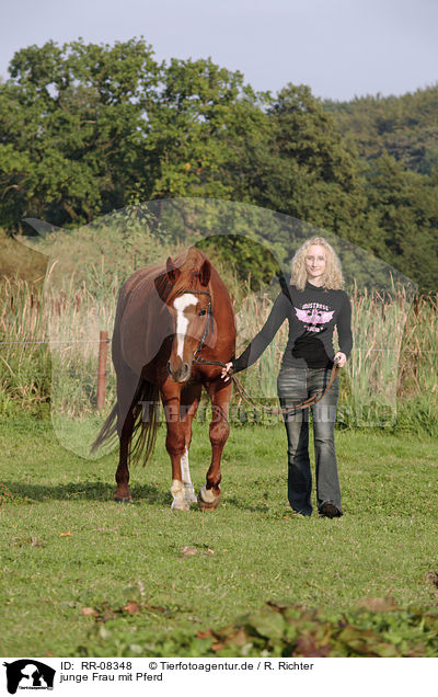 junge Frau mit Pferd / young woman with horse / RR-08348