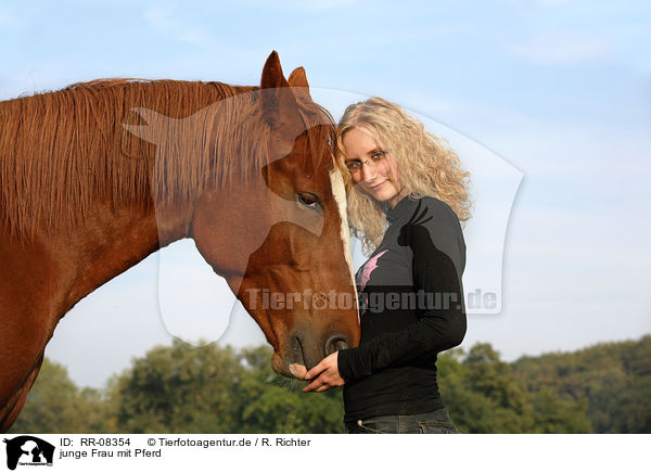 junge Frau mit Pferd / young woman with horse / RR-08354