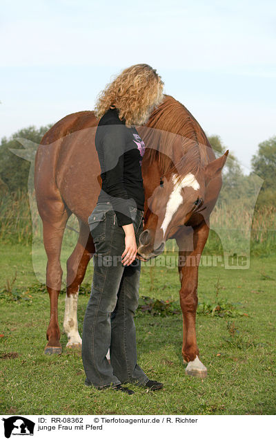 junge Frau mit Pferd / young woman with horse / RR-08362