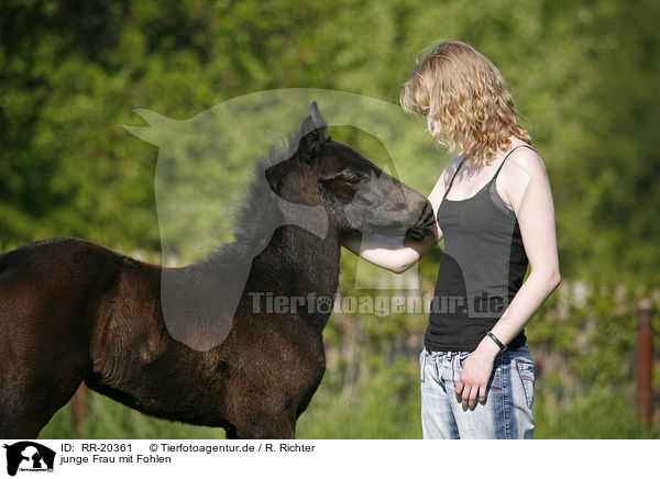 junge Frau mit Fohlen / young woman with foal / RR-20361