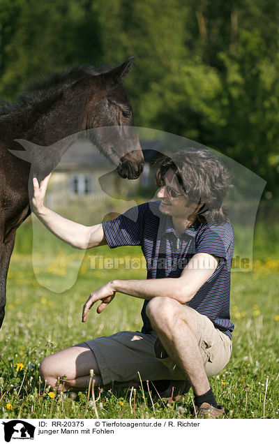 junger Mann mit Fohlen / young man with foal / RR-20375