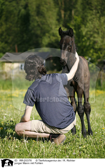 junger Mann mit Fohlen / young man with foal / RR-20376