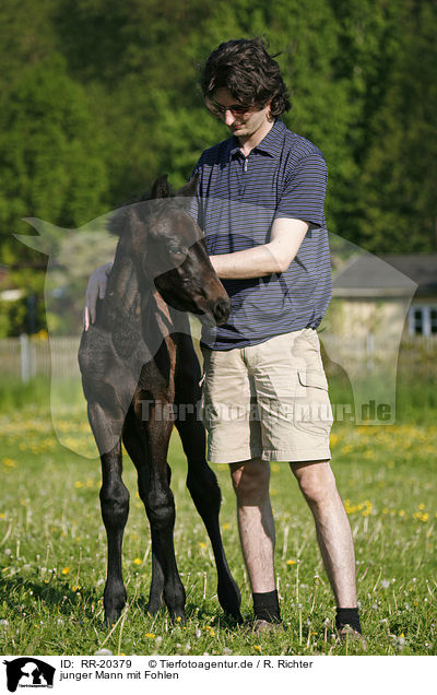 junger Mann mit Fohlen / young man with foal / RR-20379