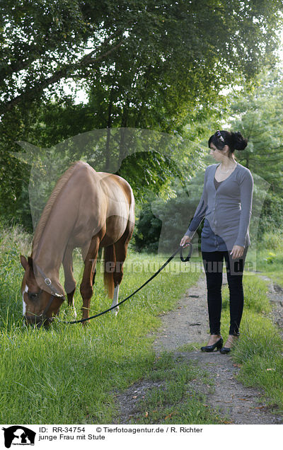 junge Frau mit Stute / young woman with mare / RR-34754