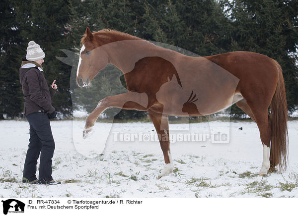 Frau mit Deutschem Sportpferd / RR-47834