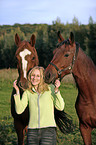 junge Frau mit Pferden