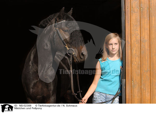 Mdchen und Fellpony / girl and Fellpony / NS-02388