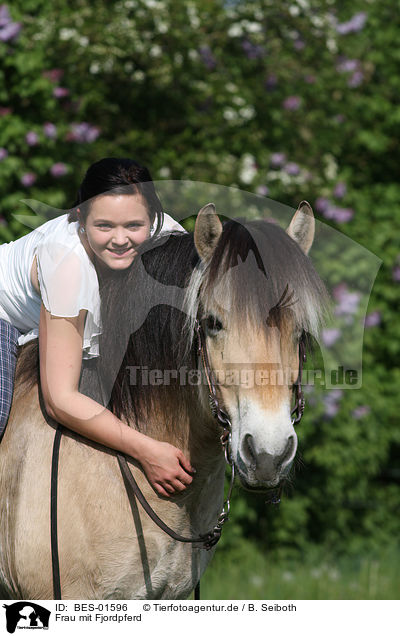 Frau mit Fjordpferd / woman and Fjord / BES-01596