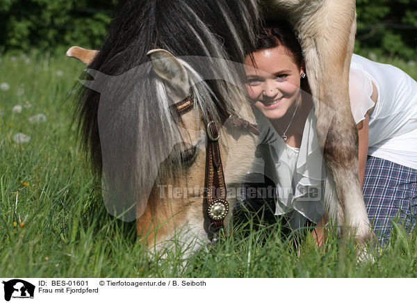 Frau mit Fjordpferd / woman and Fjord / BES-01601