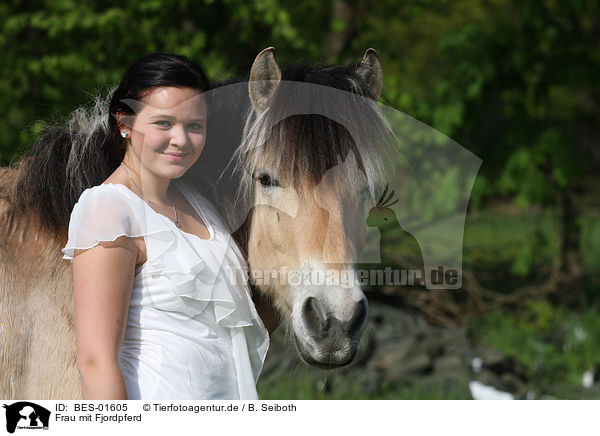 Frau mit Fjordpferd / woman and Fjord / BES-01605