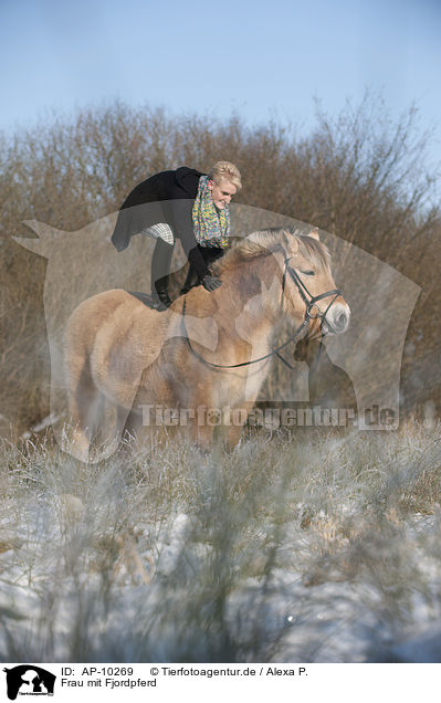 Frau mit Fjordpferd / woman with Fjord horse / AP-10269