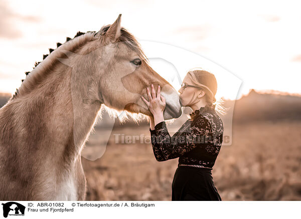 Frau und Fjordpferd / woman and Fjord horse / ABR-01082