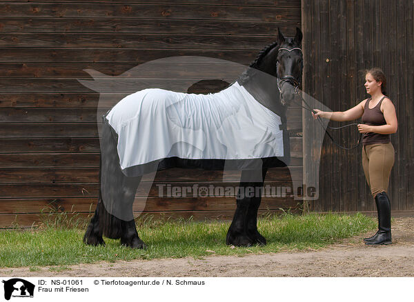 Frau mit Friesen / woman and frisian horse / NS-01061