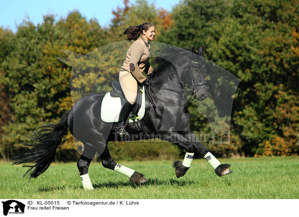 Frau reitet Friesen / woman rides Friesian horse / KL-05015