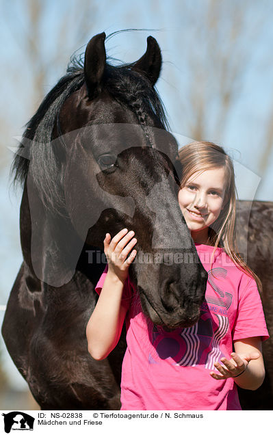 Mdchen und Friese / girl and Friesian horse / NS-02838
