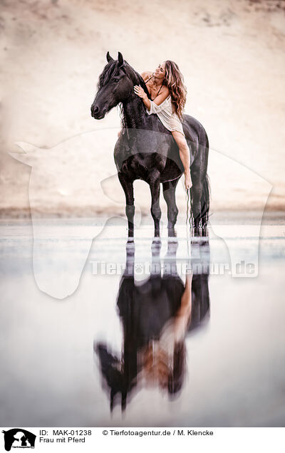 Frau mit Pferd / woman with horse / MAK-01238