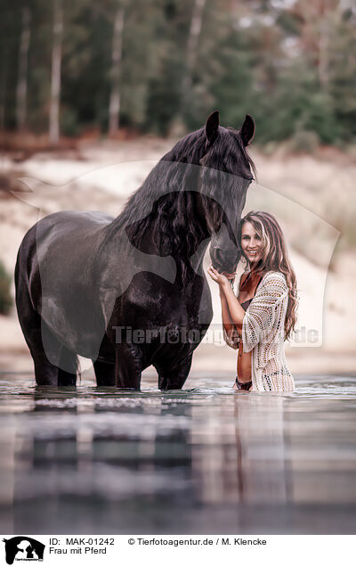 Frau mit Pferd / MAK-01242