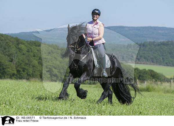 Frau reitet Friese / woman rides Friesian horse / NS-06571