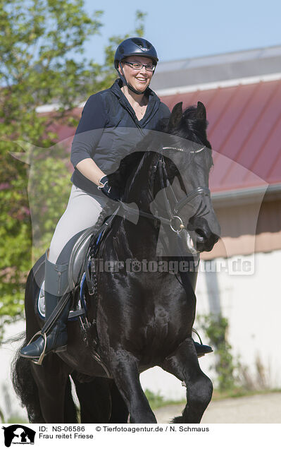 Frau reitet Friese / woman rides Friesian horse / NS-06586