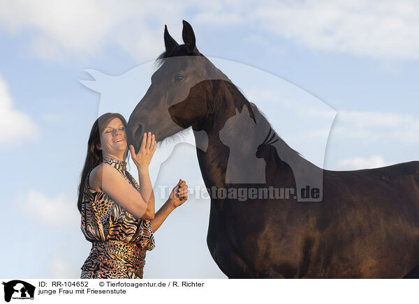 junge Frau mit Friesenstute / young woman with friesian mare / RR-104652