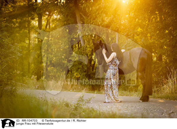junge Frau mit Friesenstute / young woman with friesian mare / RR-104703