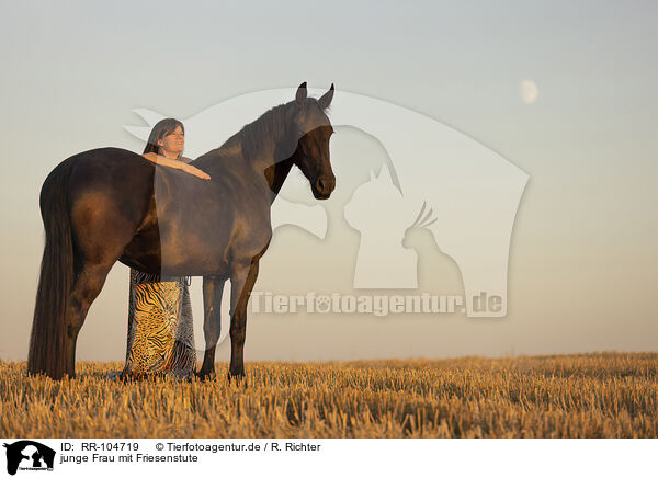 junge Frau mit Friesenstute / young woman with friesian mare / RR-104719