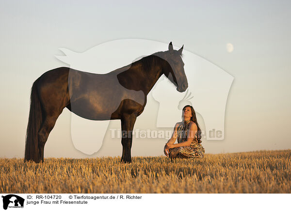junge Frau mit Friesenstute / young woman with friesian mare / RR-104720