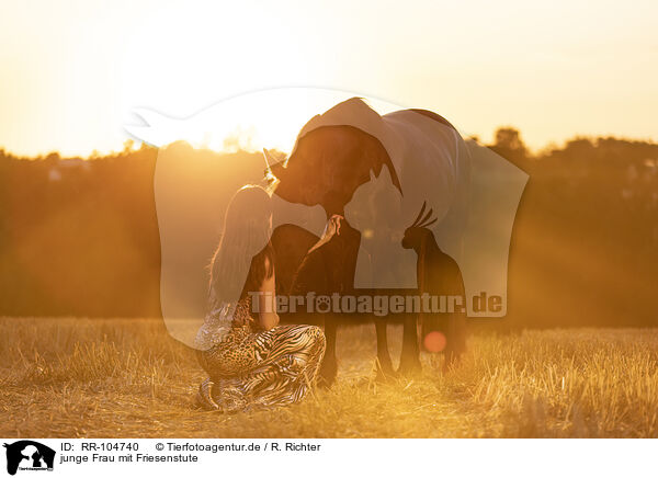 junge Frau mit Friesenstute / young woman with friesian mare / RR-104740
