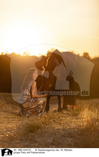 junge Frau mit Friesenstute / young woman with friesian mare / RR-104741