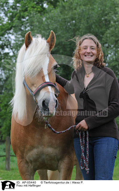 Frau mit Haflinger / woman with Haflinger horse / AP-05440