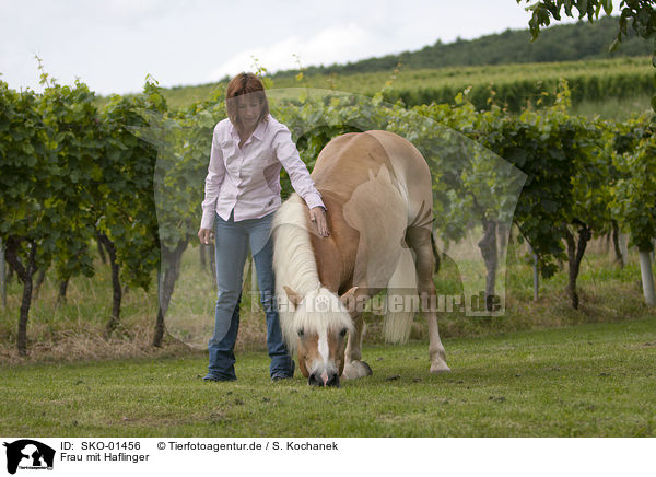 Frau mit Haflinger / woman with Haflinger horse / SKO-01456