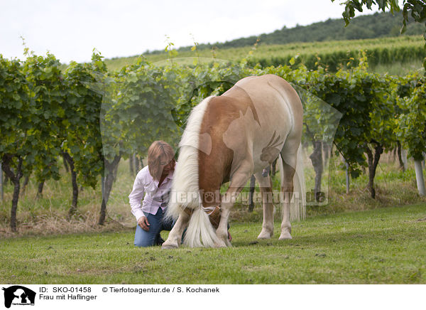 Frau mit Haflinger / woman with Haflinger horse / SKO-01458