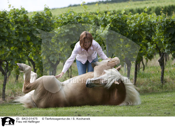 Frau mit Haflinger / woman with Haflinger horse / SKO-01475