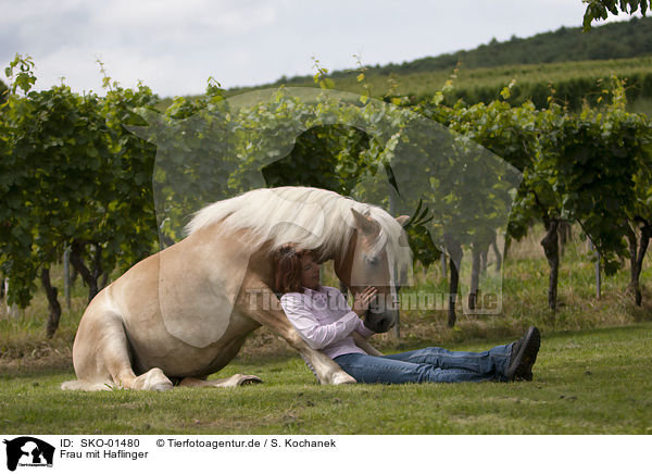 Frau mit Haflinger / woman with Haflinger horse / SKO-01480