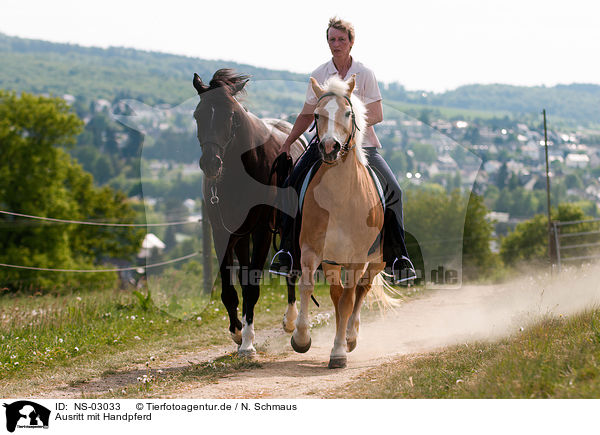 Ausritt mit Handpferd / riding woman / NS-03033