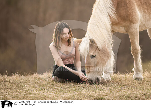 Frau und Haflinger / woman and Haflinger horse / VJ-03769