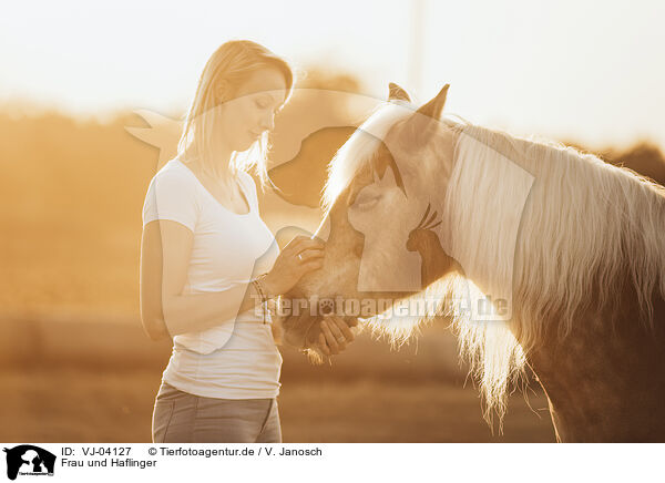 Frau und Haflinger / woman and Haflinger horse / VJ-04127