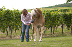 Frau mit Haflinger