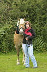 Frau mit Haflinger