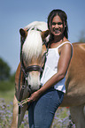 Frau mit Haflinger