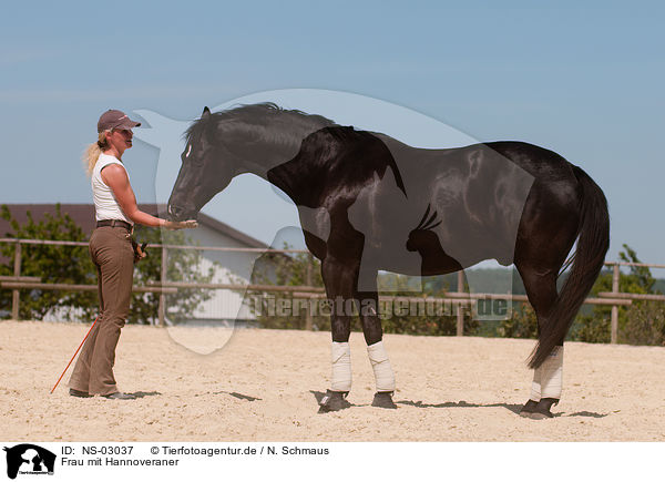 Frau mit Hannoveraner / woman with Hanoverian / NS-03037