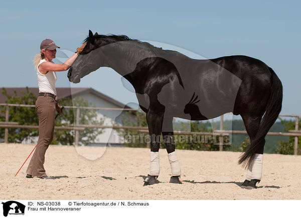 Frau mit Hannoveraner / woman with Hanoverian / NS-03038