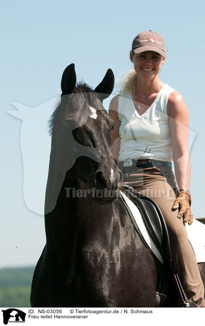 Frau reitet Hannoveraner / woman rides Hanoverian / NS-03056