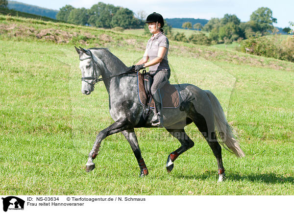 Frau reitet Hannoveraner / woman rides Hanoverian / NS-03634