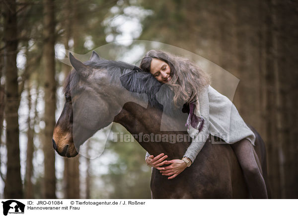 Hannoveraner mit Frau / Hanoverian Horse with woman / JRO-01084
